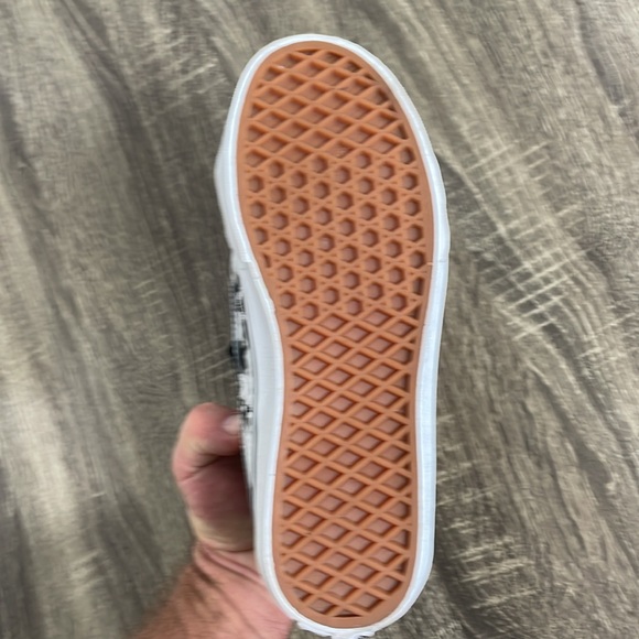 Old Skool Sueded Velcro Vans with Skulls and Crossbones Pattern - Size 5 - Picture 13 of 13